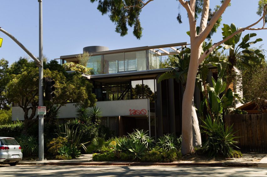 VDL II House exterior with swapped address numbers
