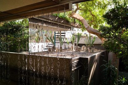 Aluminium chain curtain facing the courtyard