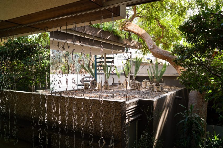 Aluminium chain curtain facing the courtyard