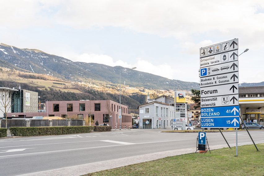Carlana Mezzalira Pentimalli has completed a music school in Bressanone, Italy,