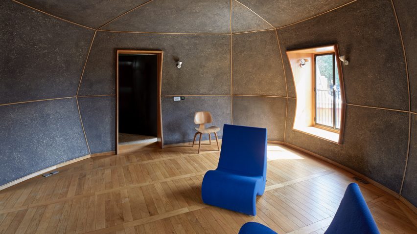 A living room covered in plaster by Clayworks