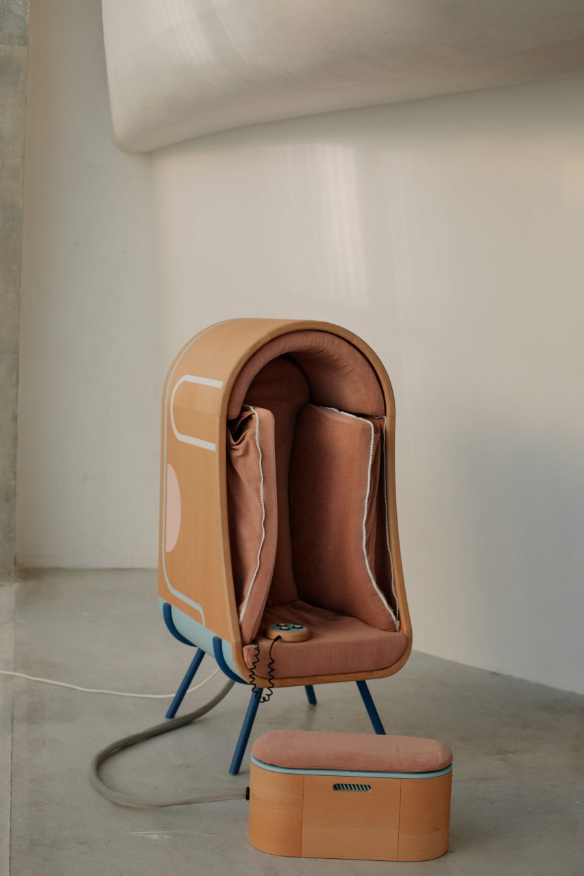 Oto hugging chair by Alexia Audrain
