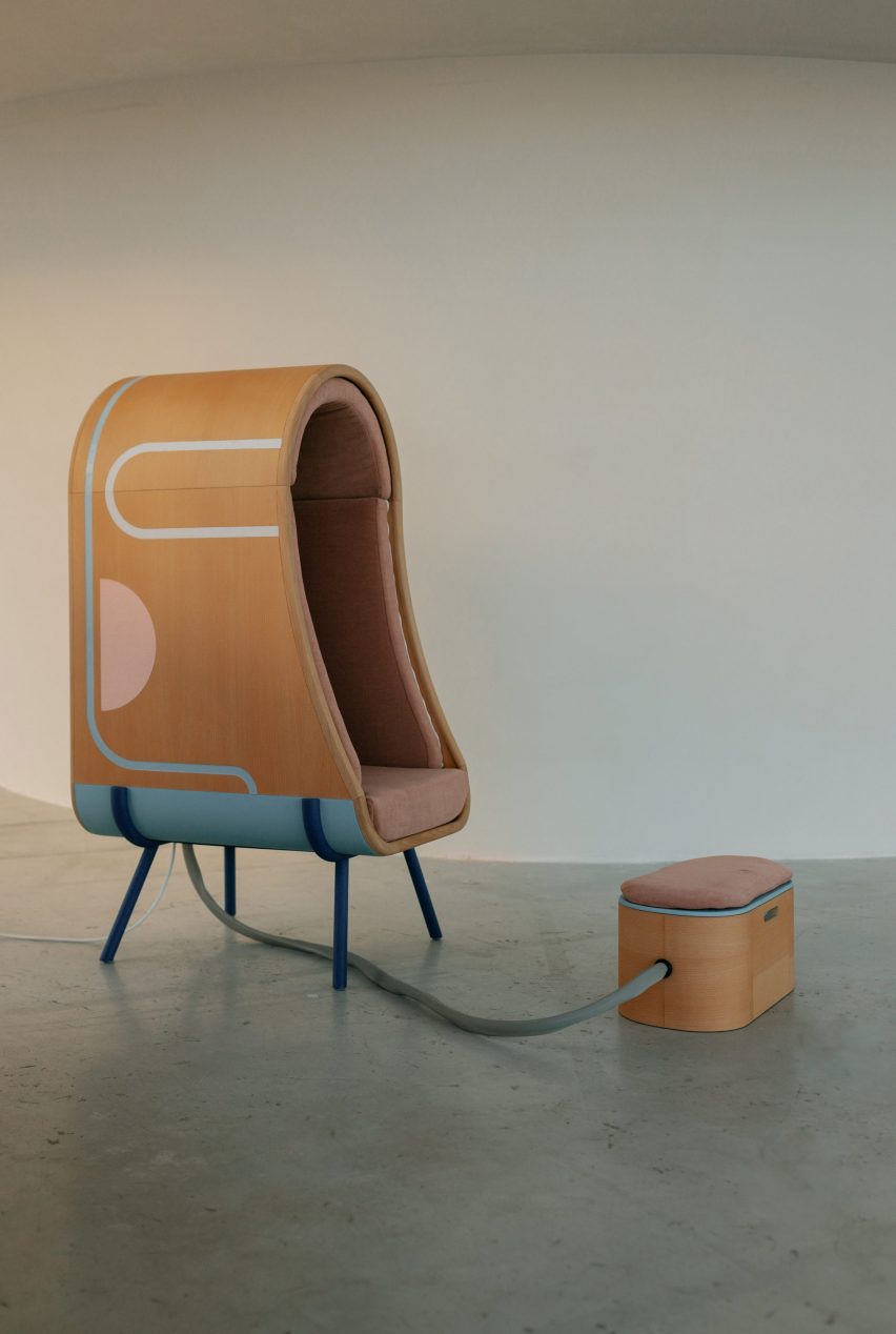 Oto hugging chair by Alexia Audrain