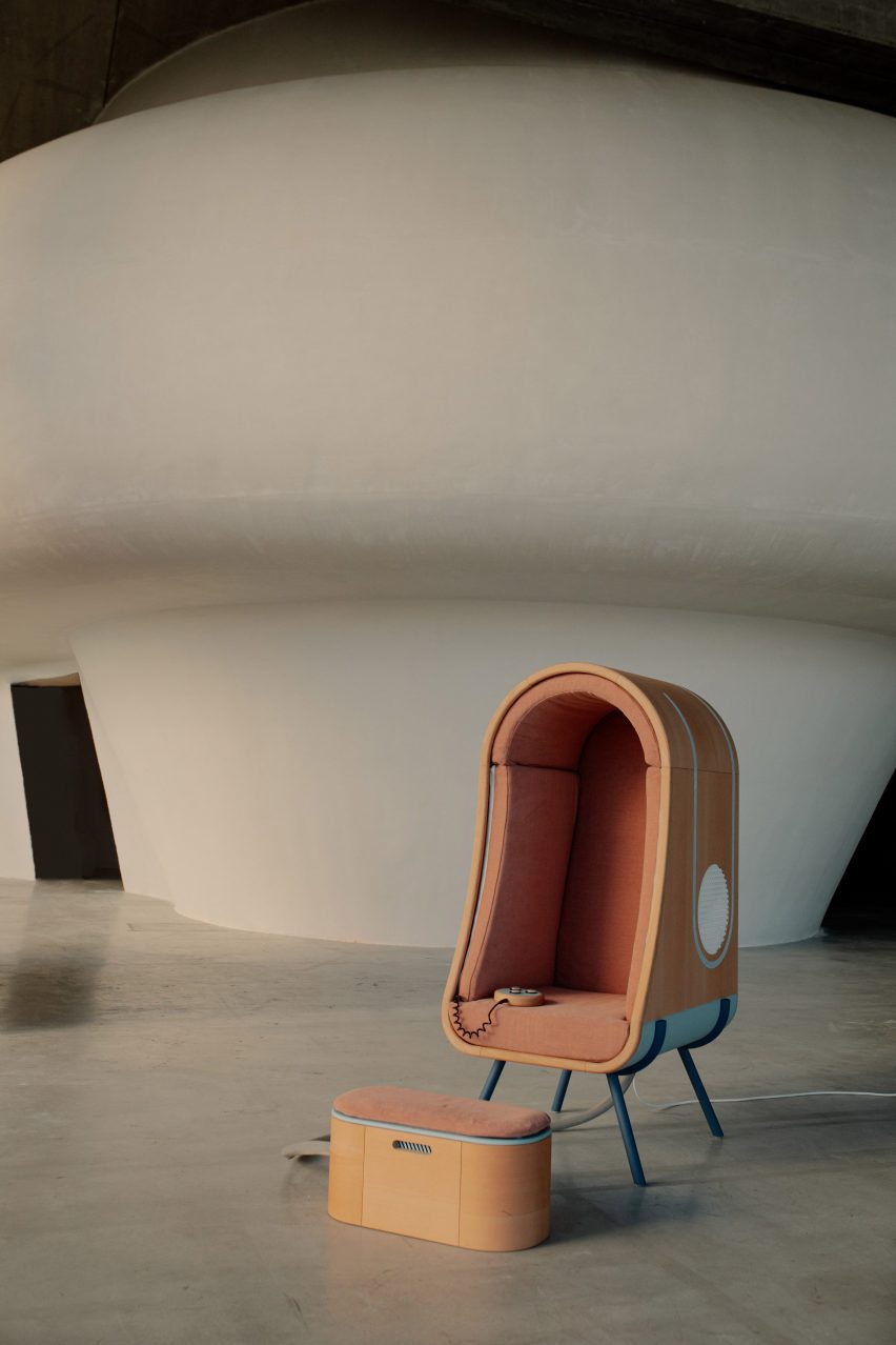 Oto hugging chair by Alexia Audrain