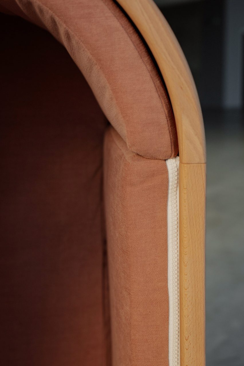 Oto hugging chair by Alexia Audrain