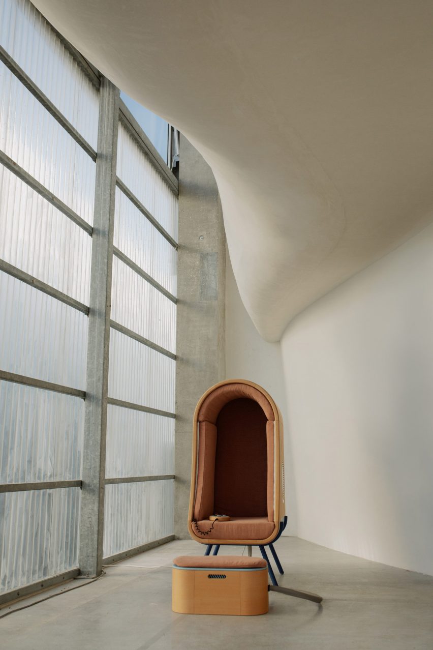 Oto hugging chair by Alexia Audrain