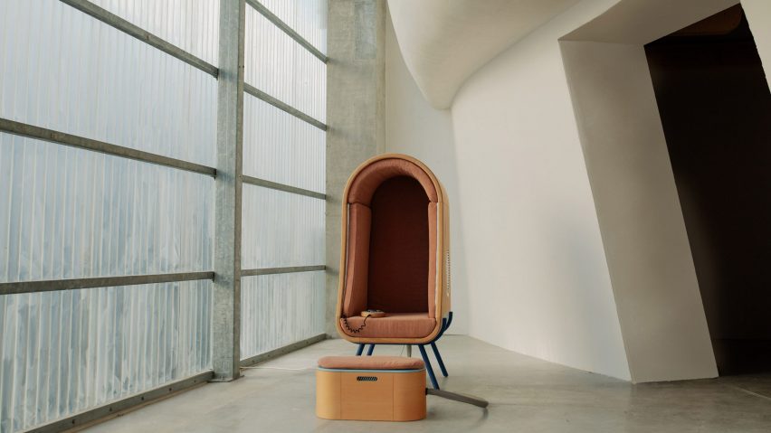Oto hugging chair by Alexia Audrain