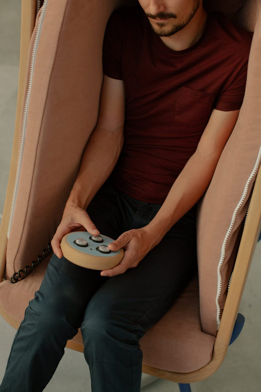 Oto hugging chair by Alexia Audrain