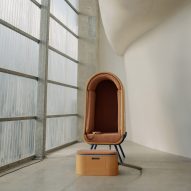 Oto hugging chair by Alexia Audrain