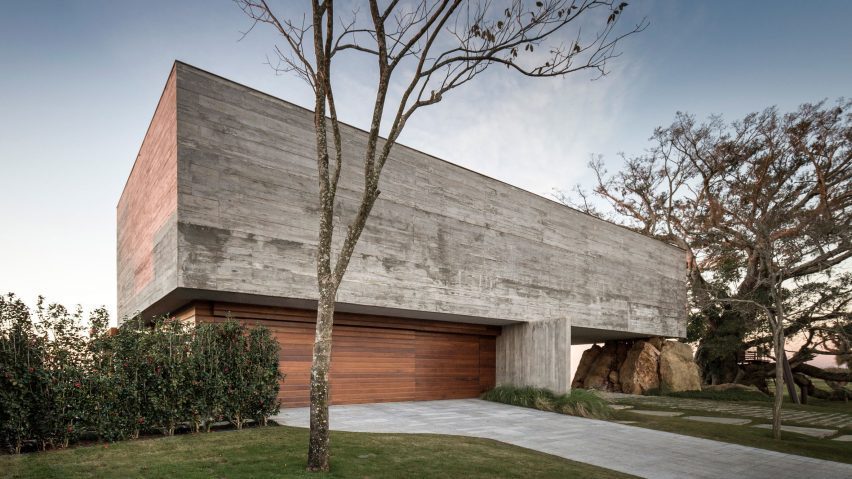 Fig House by Stemmer Rodrigues appears supported by a natural rock formation