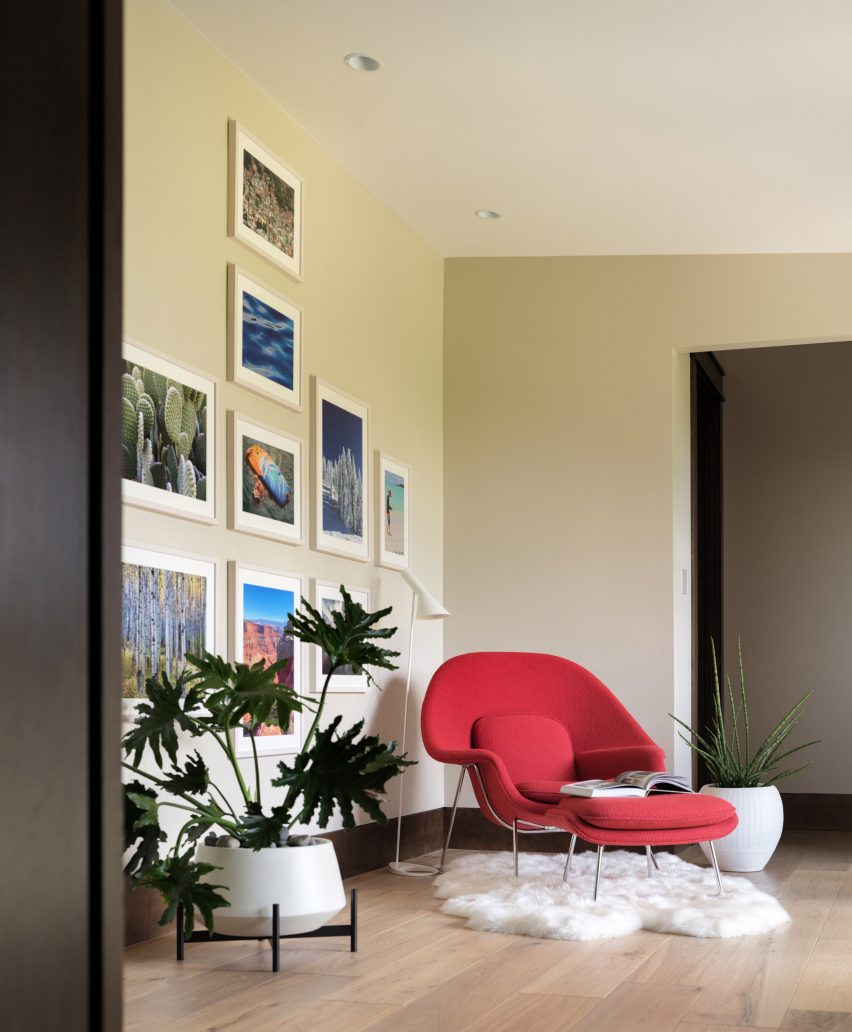 Lounge seat in Flatirons Residence by Tumu Studio