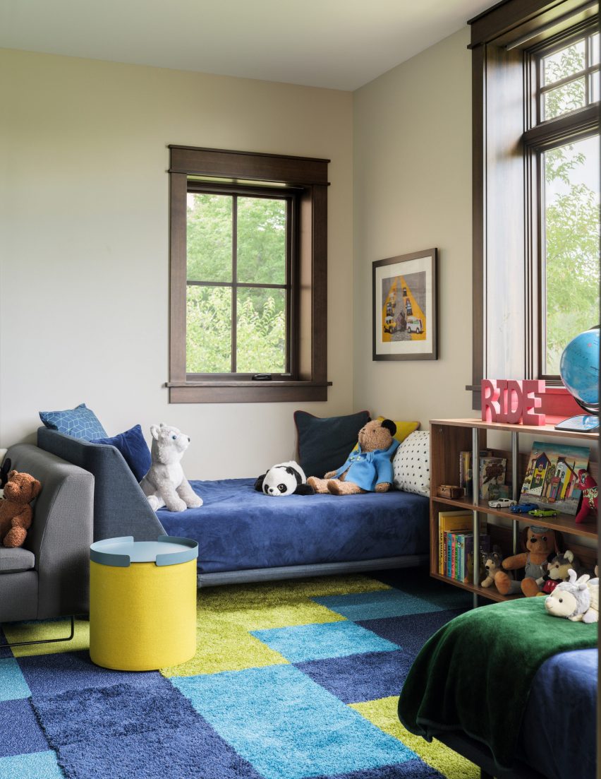 Kids bedroom in Living room in Flatirons Residence by Tumu Studio