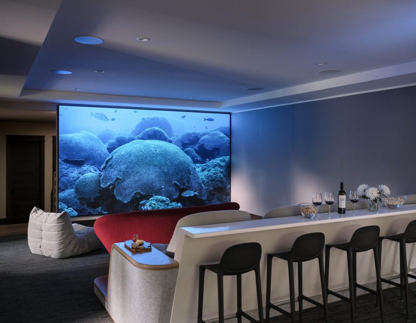 Media room in Living room in Flatirons Residence by Tumu Studio