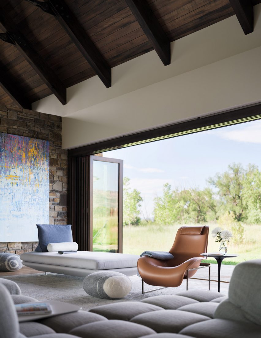 Living room in Flatirons Residence by Tumu Studio