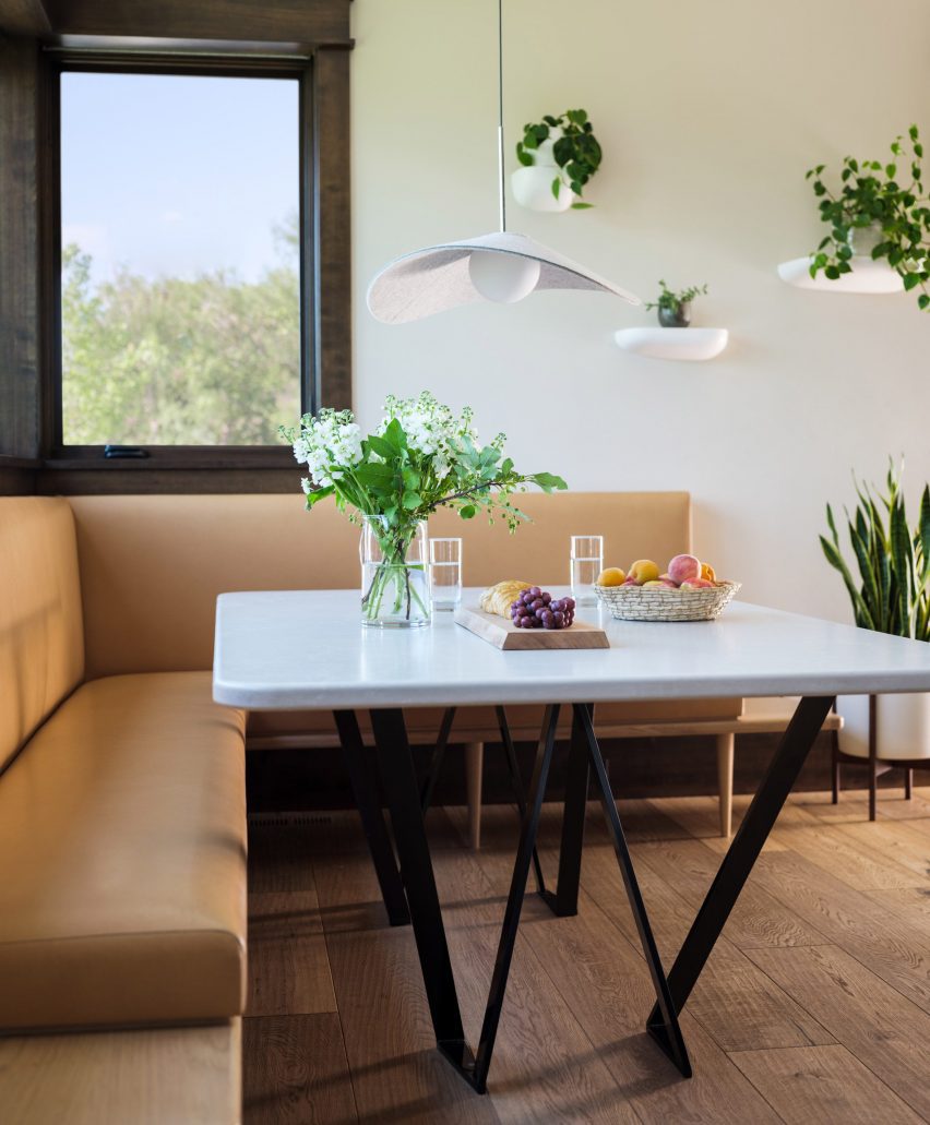 Breakfast bar in Flatirons Residence by Tumu Studio