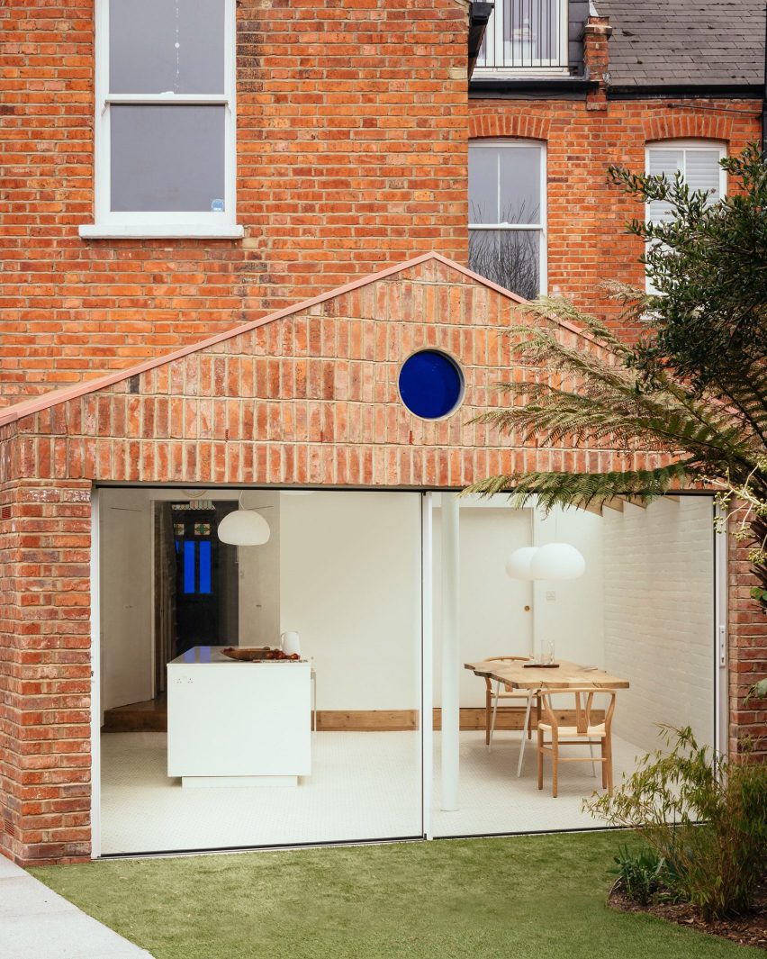 Brick house extension by VATRAA