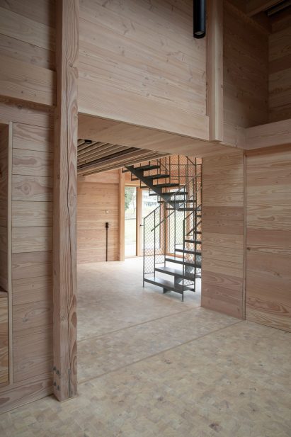 Lightweight metal staircase