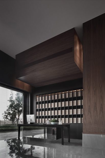 Mirrored desk in wood-clad reception of Sui Han San You restaurant