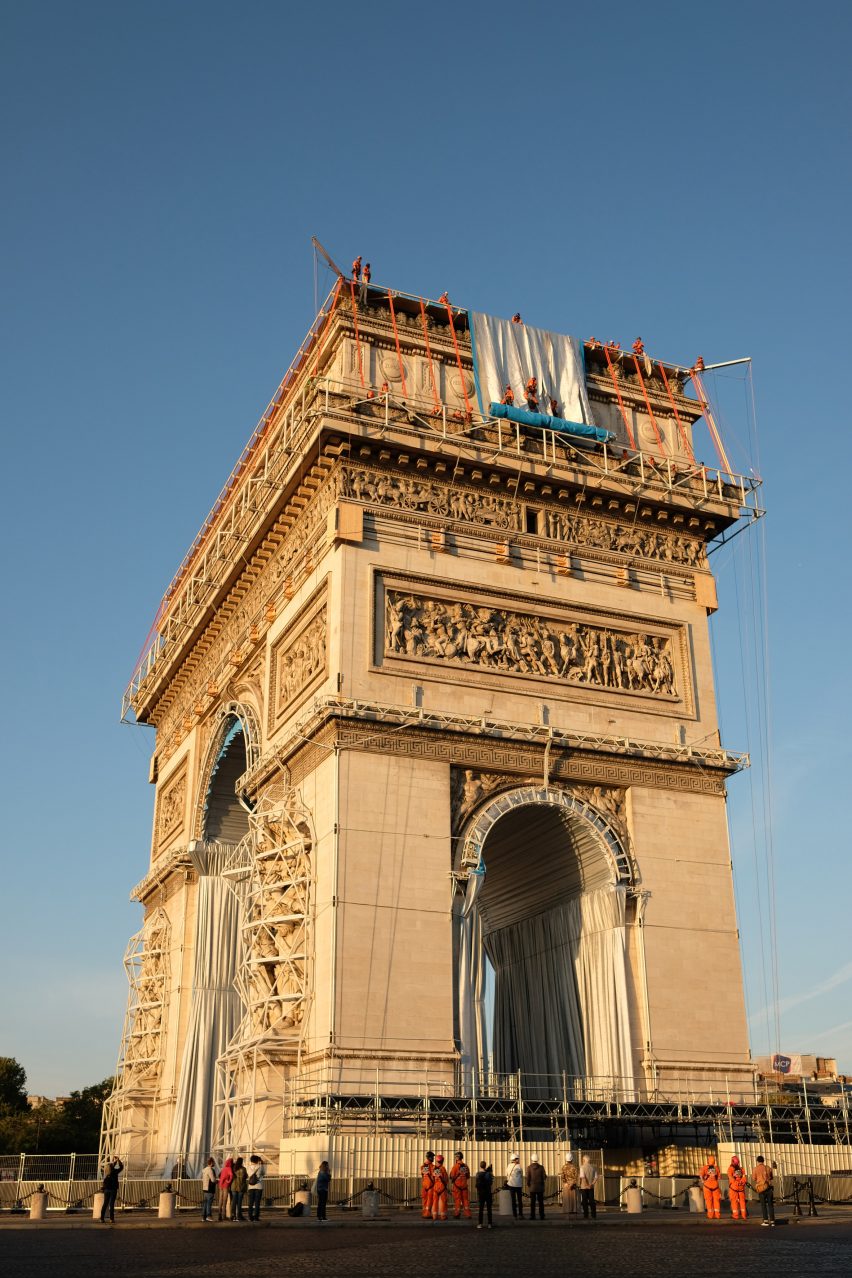 L'Arc de Triomphe Wrapped under construction