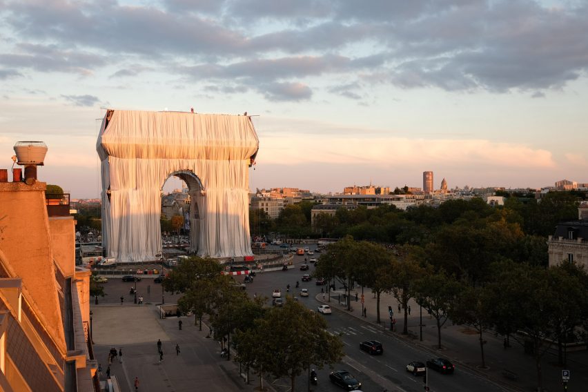L'Arc de Triomphe Wrapped under construction