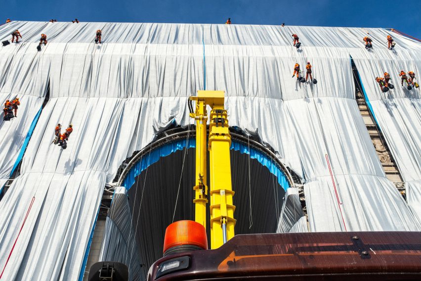 L'Arc de Triomphe Wrapped under construction