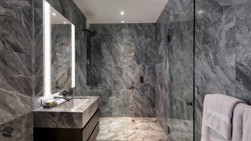 Ten bathrooms that celebrate the variety of veiny marble