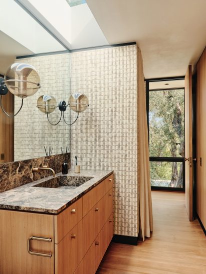 Globe-shaped pendants by Frank Ligtelijn in the guest bathroom