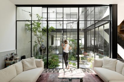 Courtyard garden in Neve Tzedek Patio House by Meirav Galan