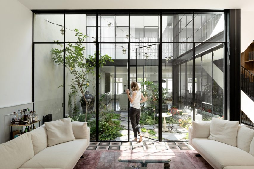 Courtyard garden in Neve Tzedek Patio House by Meirav Galan