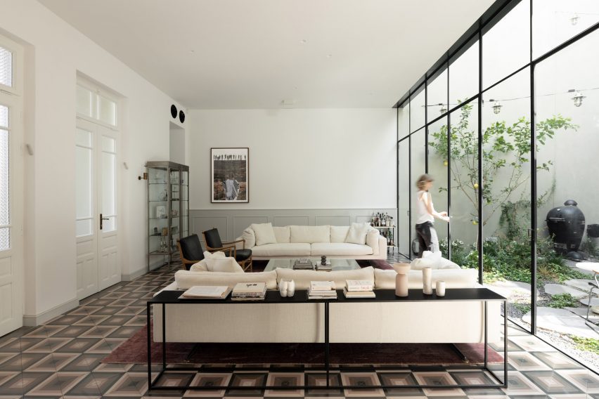 Lounge in Neve Tzedek Patio House by Meirav Galan