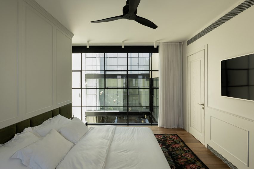 Bedroom in Neve Tzedek Patio House by Meirav Galan