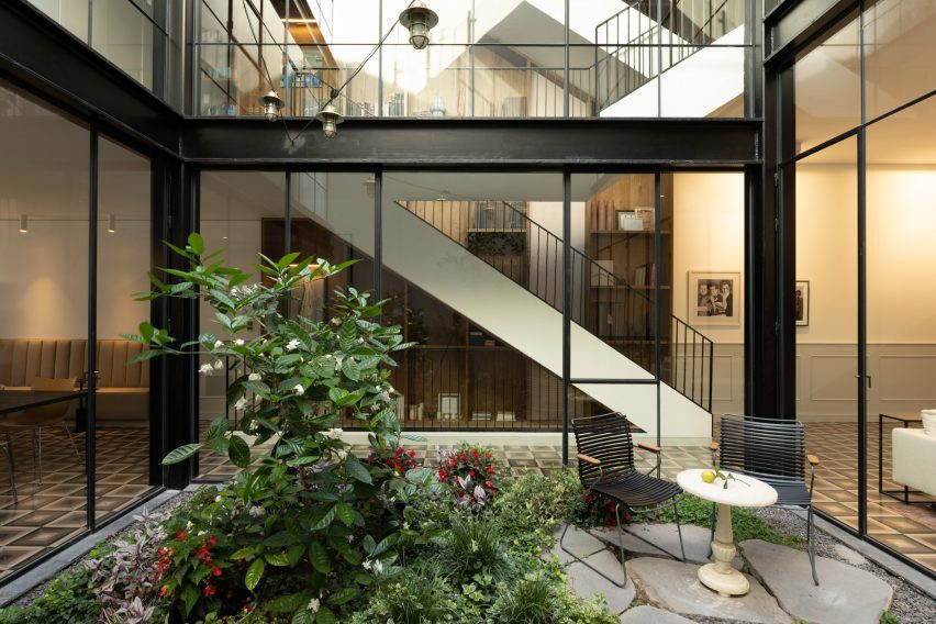 Courtyard in Neve Tzedek Patio House by Meirav Galan