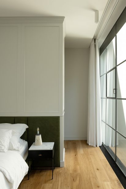 Bedroom in Neve Tzedek Patio House by Meirav Galan