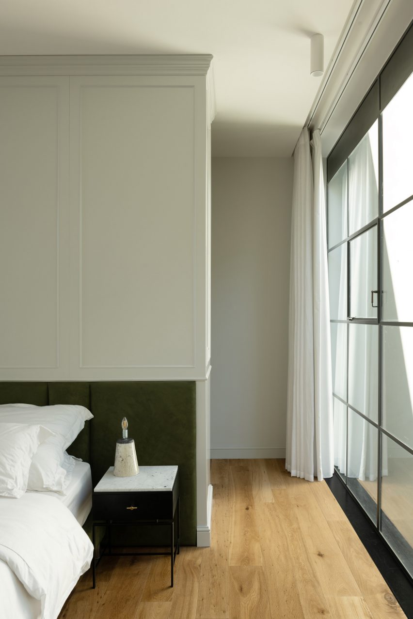 Bedroom in Neve Tzedek Patio House by Meirav Galan
