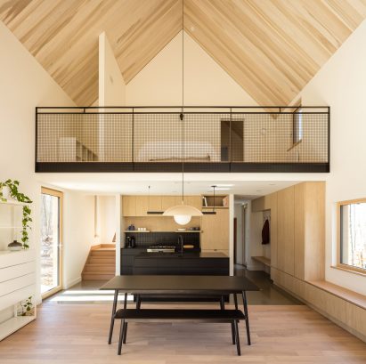 Vaulted ceilings in the wooden cottage
