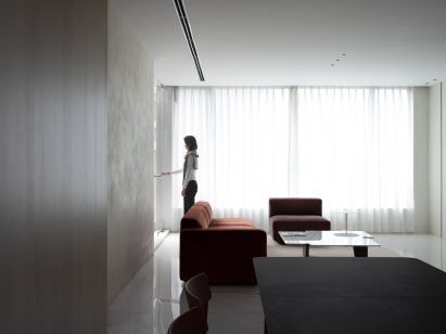 Minimalist living room by AD Architecture