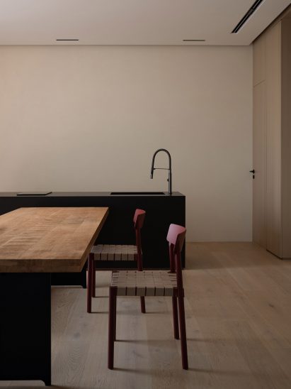 Minimalist dining room by AD Architecture