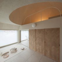 Apartment with sliding wooden partitions