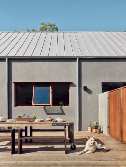 Neutral colours in the outside area