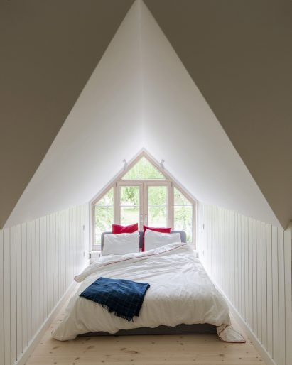 A bed was placed within a dormer of Jūra Spot