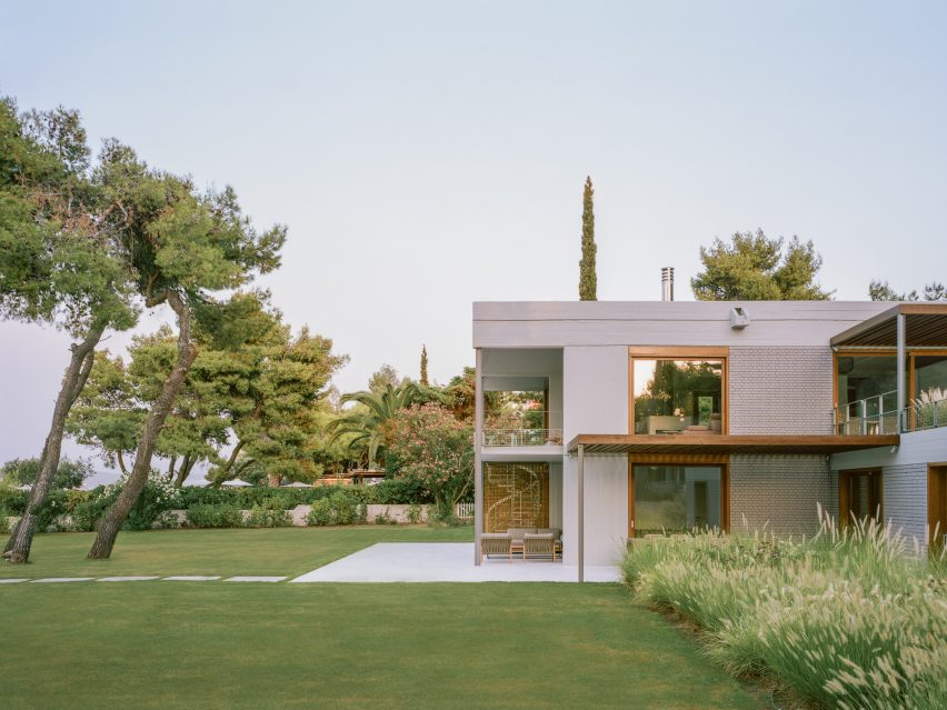 Greek villa by Neiheiser Argyros
