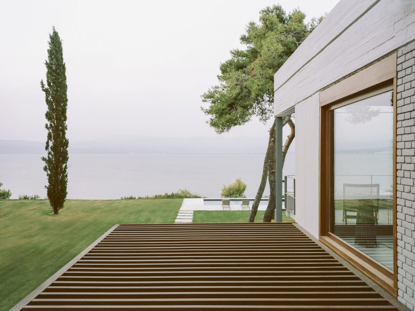 Greek villa by Neiheiser Argyros
