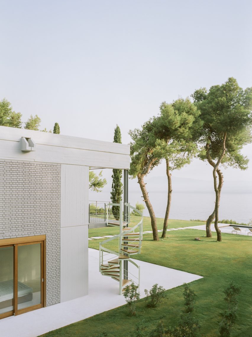 Greek villa by Neiheiser Argyros