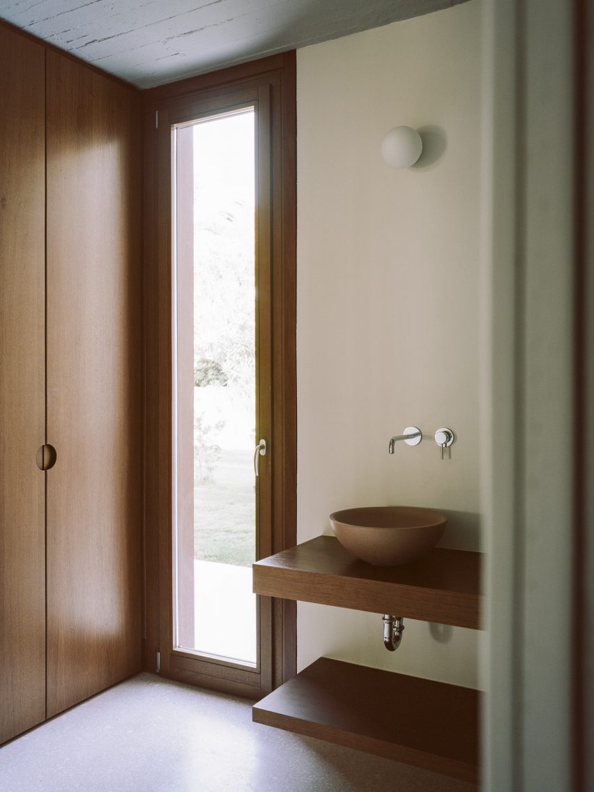 Bathroom of St Minas House by Neiheiser Argyros
