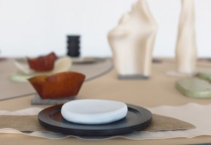 Tableware placed at the Tabula non Rasa installation