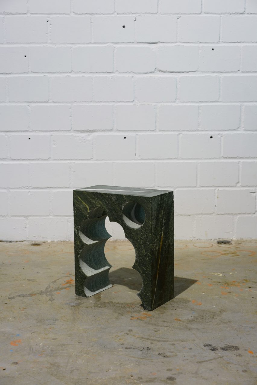 Teil 3 squat Alpengrün marble side table with cylindrical pattern cut into the middle