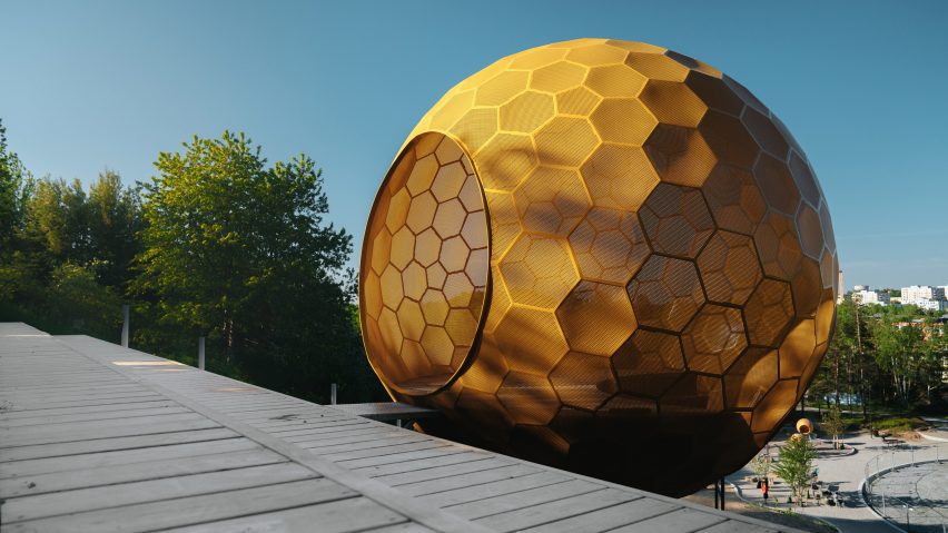 Andrénfogelström's yellow sphere in a playground