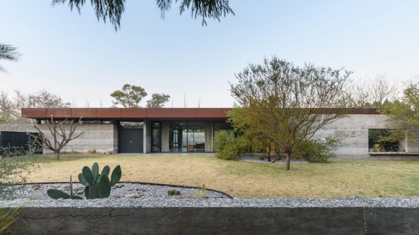 Roberto Benito incorporates unfinished “textural” materials into Vivienda Texturas