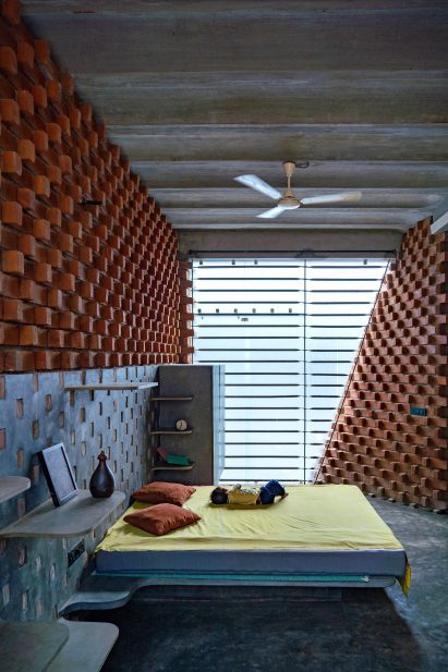 The bedroom at Pirouette House has a concrete baseboard