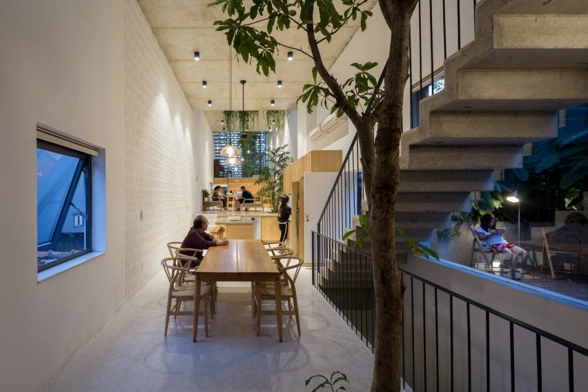 Family dining in CH House by ODDO Architects